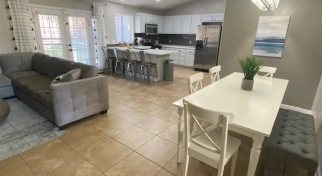 Коттедж Cozy spacious house, pool heater, spa, firepit