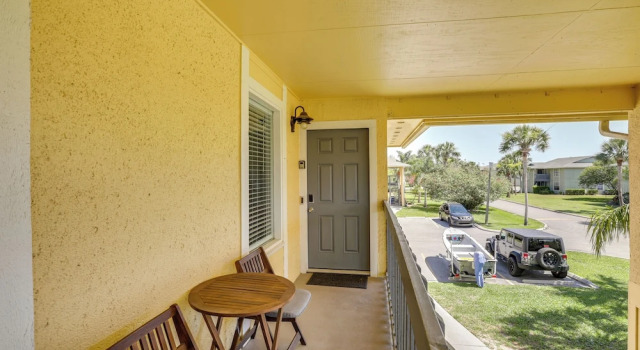 Walk to Pier: St Augustine Beach Condo w/ Balcony!, Rezerwuj Apartament Hotele w Saint Augustine Area z parkingiem, Parking
