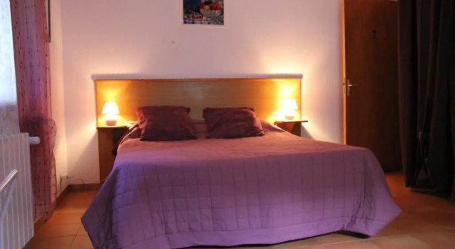Chambre d'Hôte "Chez Antoinette et Charles", Varaa Hotelli  