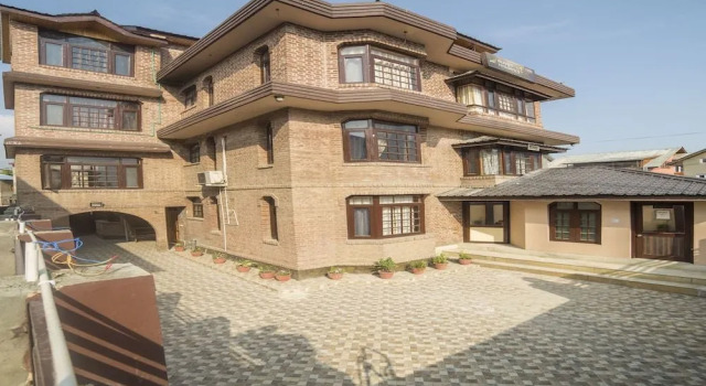 OYO 5582 Master Residency, Забронировать Отель Сринагар Jammu & Kashmir Ski