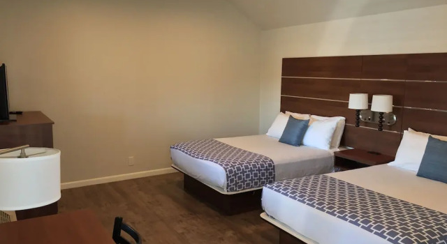 Четырёхместный номер Standard Sterling Inn