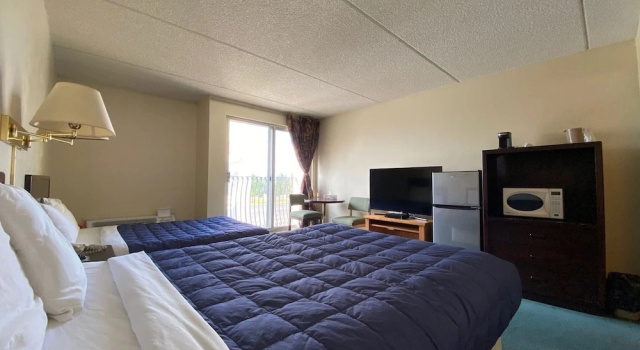 Четырёхместный номер Comfort с балконом Westwind Motor Inn Hotel