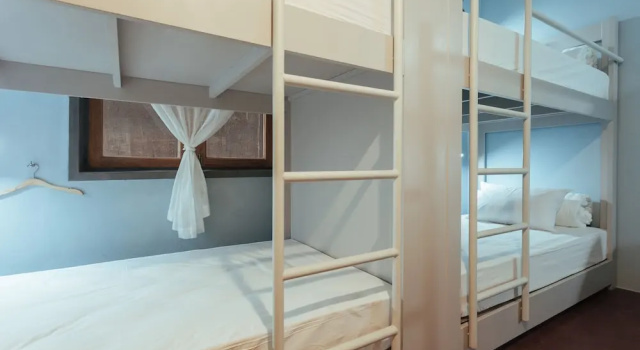 Кровать в общем номере A Local Something Hostel