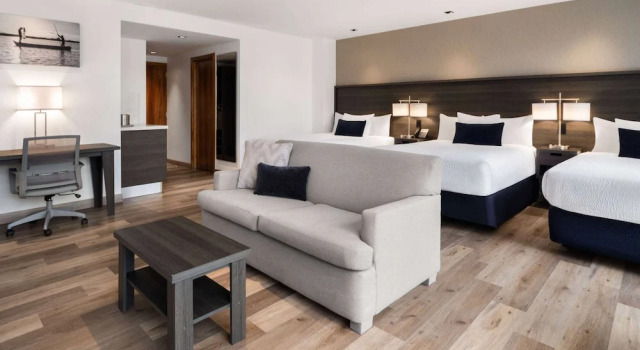 Шестиместный номер Standard с балконом Wyndham Garden Guatemala City