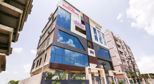 OYO 48327 Hotel Royal Mahalakshmi Inn, Rezerwuj Hotel Hotele w Andhra Pradesh z parkingiem, Parking