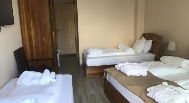 Четырёхместный номер Standard с балконом Hotel Lazi