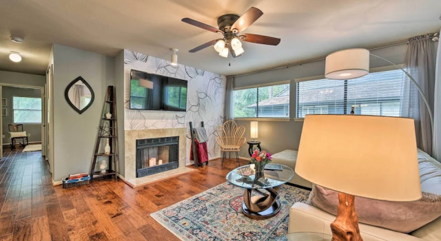 Cozy Woodlands Townhome w/ Deck Near Market Street
