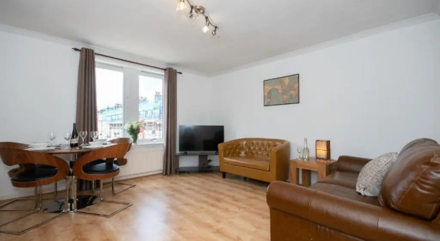 Find "DWELLCOME HOME Ltd" site for 10oo10 assurance from past guests - Immaculate 2 Bedroom, 3 Bed, 2 Doubles and a Single 2nd floor Apartment with free allocated off street parking, 100Mbps broadband, Miles better than a hotel, Забронировать Апартаменты/квартира Отели Абердина с парковкой, рядом с St Mary's Cathedral, Парковка
