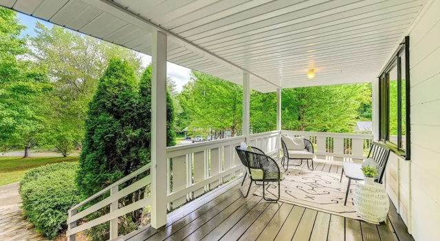 Коттедж Porch, Yard & Creek Access: Spacious Sylva Home!