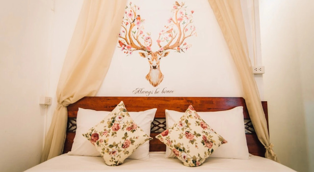 Sundaze Samet Hostel & Hangout, Забронировать Отель Отели Ко Самет с парковкой, рядом с Пляж Ао Прао, Парковка