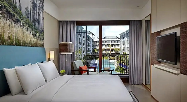 Двухместный номер с балконом и с видом на бассейн Courtyard by Marriott Bali Seminyak Resort