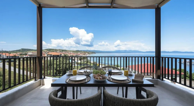 Апартаменты Royal Blue Whisper Luxury Living Suites