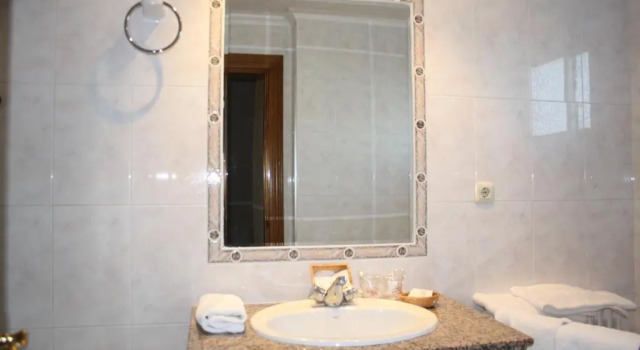 Одноместный номер Standard с балконом и с красивым видом из окна Hotel Cuatro Calzadas