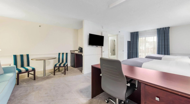 Четырёхместный люкс The Blu Hotel Blue Ash Cincinnati, an Ascend Collection Hotel