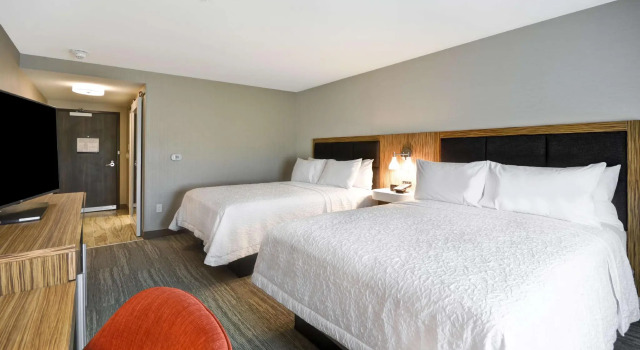 Четырёхместный номер Standard Hampton Inn & Suites Detroit/Warren