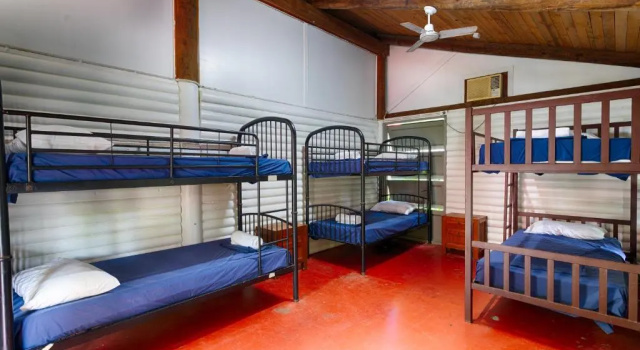 Кровать в общем номере PKs Jungle Village