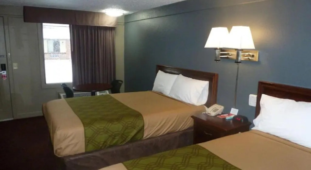 Четырёхместный номер Standard Econo Lodge Pittsburgh