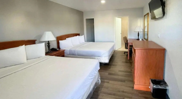 Четырёхместный номер Standard Civic Center Motel