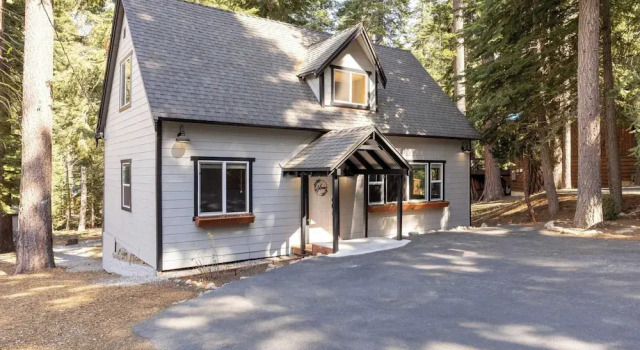 Коттедж Sweet Pine Deck + Hot Tub, Cozy Modern Interior Close to Ski Resort!