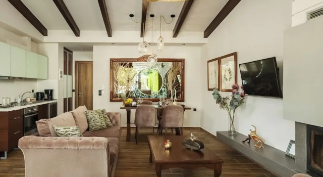 Люкс с красивым видом из окна Vintage Suites Trikala