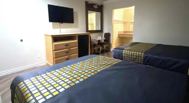 Четырёхместный номер Standard Robinhood Motel Anaheim West