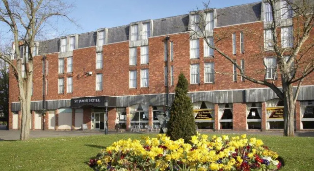 Кровать в общем номере St James Hotel