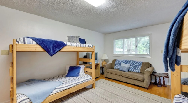 Lakefront Home with Deck in Hot Springs, Buchen Sie Ferienhaus Pettyview USA