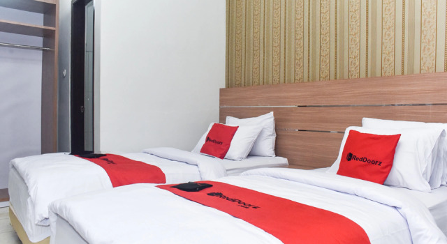 RedDoorz Plus near Malang Town Square, Rezerwuj Hotel Hotele w Malang z parkingiem, w pobliżu Universitas Brawijaya Malang, Parking