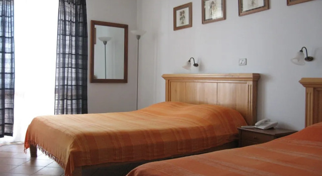 Levantin Inn 13 Room N3 Sea Side, Забронировать Отель Отели Свети-Стефан с парковкой, рядом с Пляж Црвена Главица, Парковка