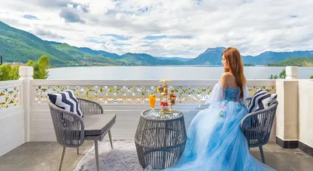 Люкс Deluxe Lugu Lake white Horse light luxury lake view b&B