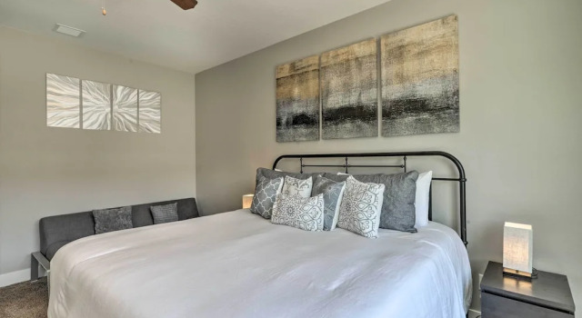 Luxury Downtown Moab Townhome w/ Pool Access!, Varaa Huoneisto Moab 