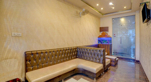 Collection O 35484 Hotel Yatri Inn, Забронировать Отель Отели Гомти Нагара с завтраком, Завтраки