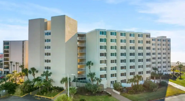 Апартаменты Renovated Beach Front Ocean View Condo TOG 321