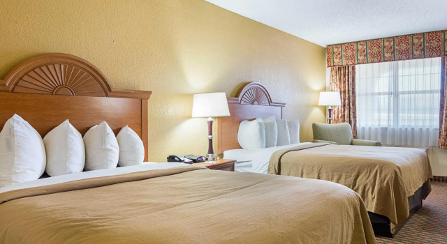 Четырёхместный номер Standard Quality Inn near Casinos and Convention Center