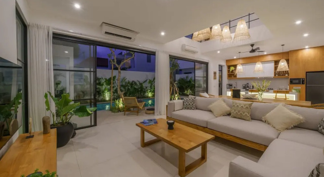 Puri Senang - Modern 4BR Pool Villa · Central Berawa · 6 min to Beach & Finns