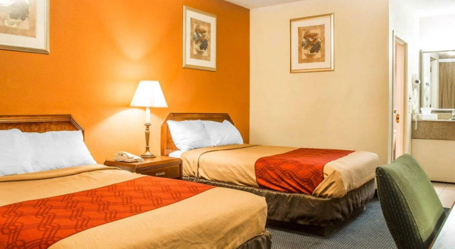 Четырёхместный номер Standard Red Carpet Inn Norwalk