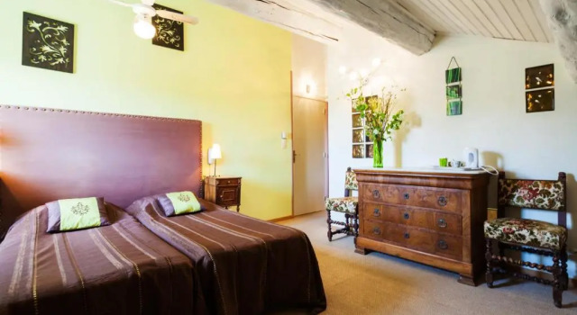 Standart üç kişilik oda Logis Auberge De Tavel