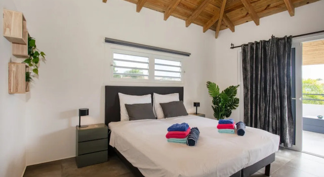 Casa Maria Curacao. Luxury 6 Bedroom Villa Next to Supermarket & Jan Thiel Beach, Забронировать Вилла Отели Виллемстад с парковкой, рядом с Jan Theil, Парковка