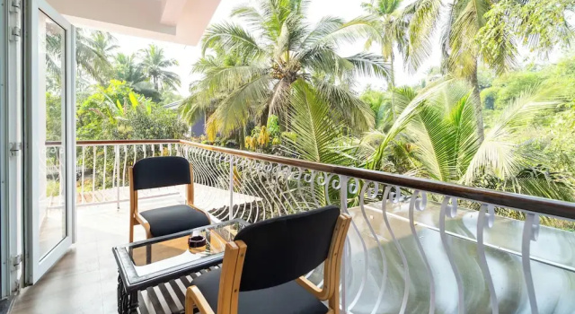 Номер Deluxe с балконом Treebo Grand Royale Eco Residency with Pool