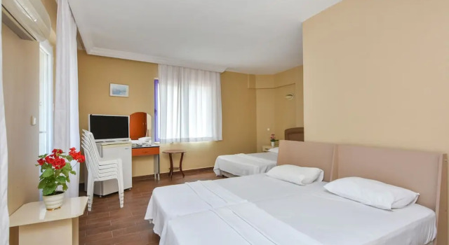 Четырёхместный номер Standard с балконом Nil Hotel