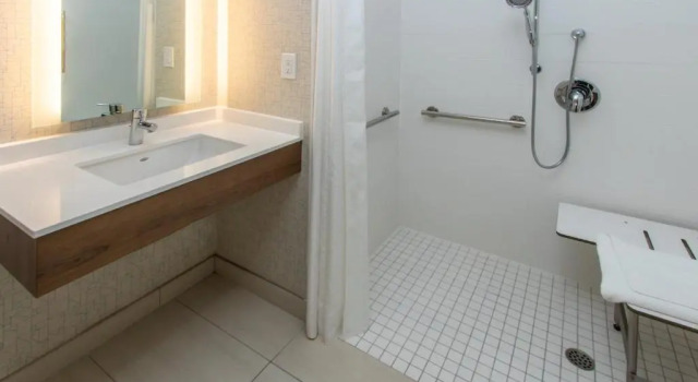 Люкс Holiday Inn Express Hotel & Suites Roseville - Galleria Area by IHG