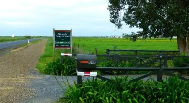 Miranda Homestead B&B, Book Bed and Breakfast Hoteller i Waitakaruru med parkering, Parkering