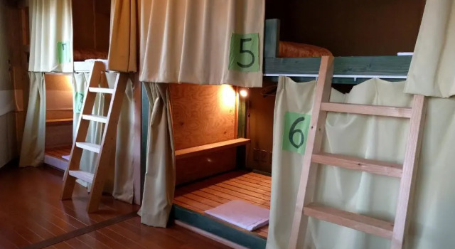 Кровать в общем номере Local Knot Backpackers