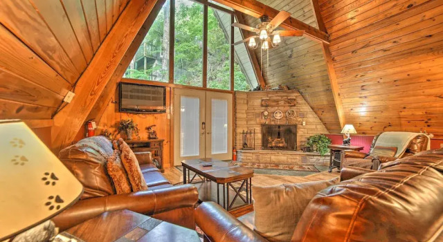Коттедж с 2 комнатами с балконом A-frame Gatlinburg Cabin w/ Deck & Private Hot Tub