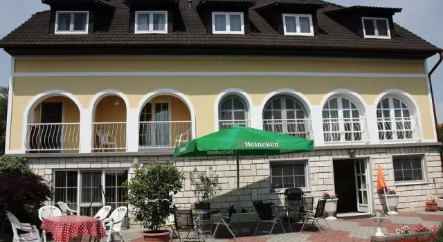 Szivárvány panzió, Забронировать Отель Бадачоньтомай Бадачонь, рядом с Szegedy Roza House Literature Museum