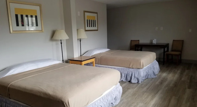 Четырёхместный номер Economy Harmony Inn and Suites