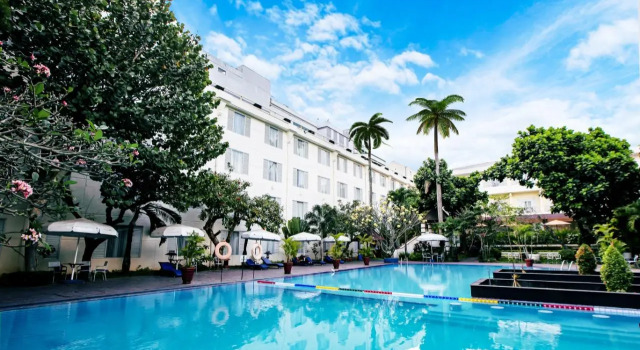 Кровать в общем номере Hotel New Saphir Yogyakarta