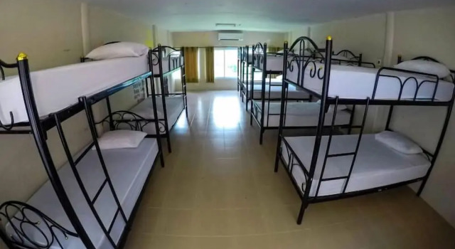 Кровать в общем номере с балконом Jaya Hostel - Adults Only