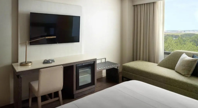 Номер Standard с видом на бассейн Atlanta Airport Marriott