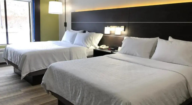 Четырёхместный номер Standard Holiday Inn Express Hotel & Suites Newton Sparta by IHG